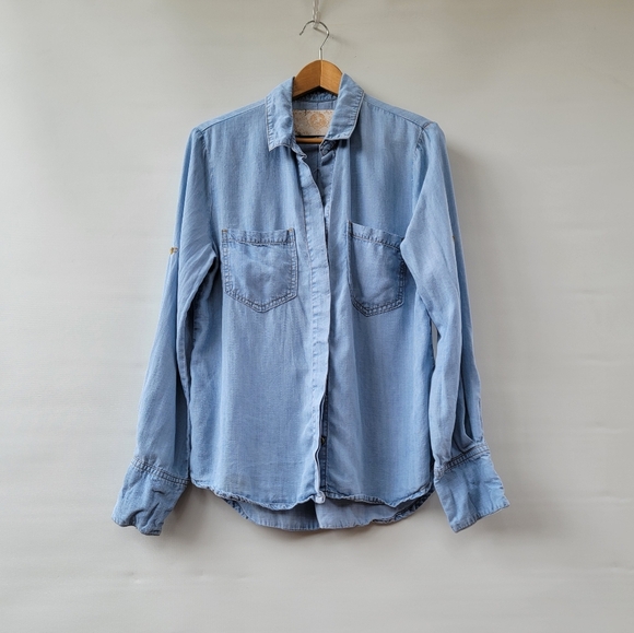 Bella Dahl Chambray Blouse Size Medium Blue Split Back Roll Tab Sleeves Coastal - Picture 16 of 16